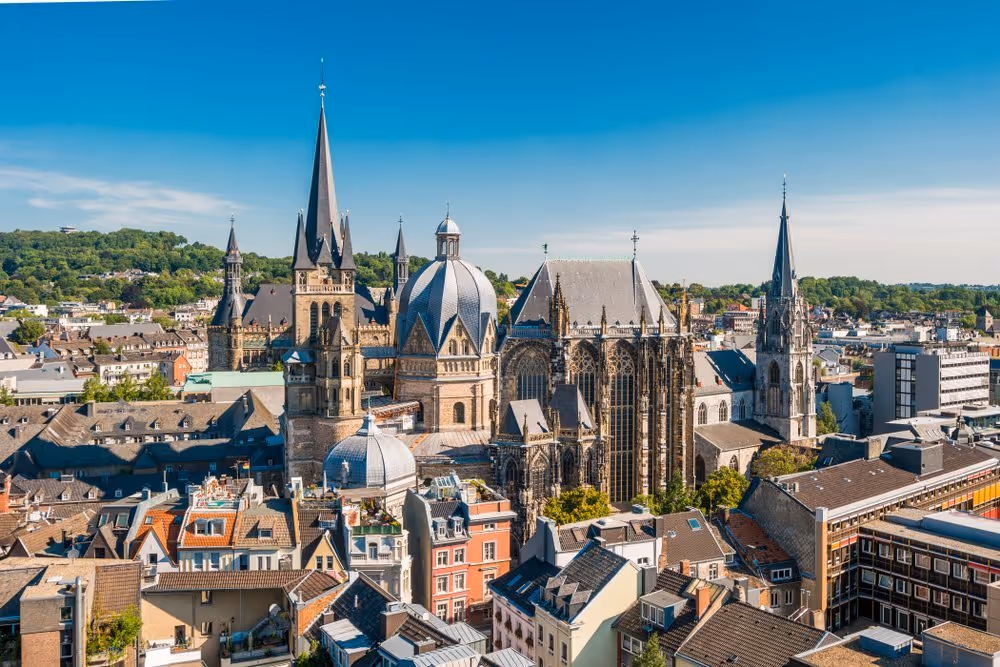 Panoramablick auf Aachen mit dem Dom im Zentrum – studentisches Leben und Studienmöglichkeiten in historischer Umgebung