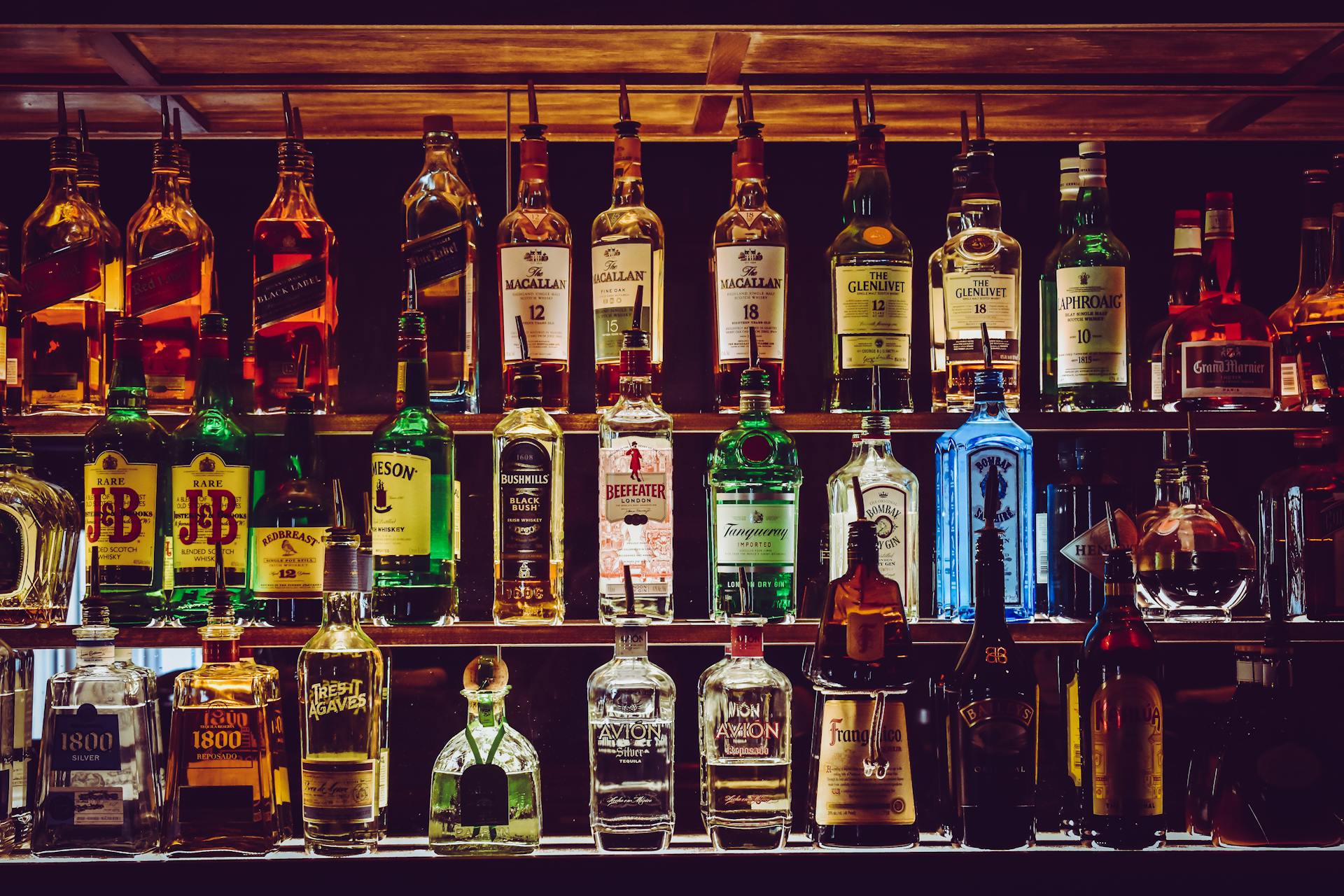 Voll bestückte Bar mit einer Auswahl internationaler Spirituosen – traditionelles Ambiente im Restaurant Am Knipp in Aachen“