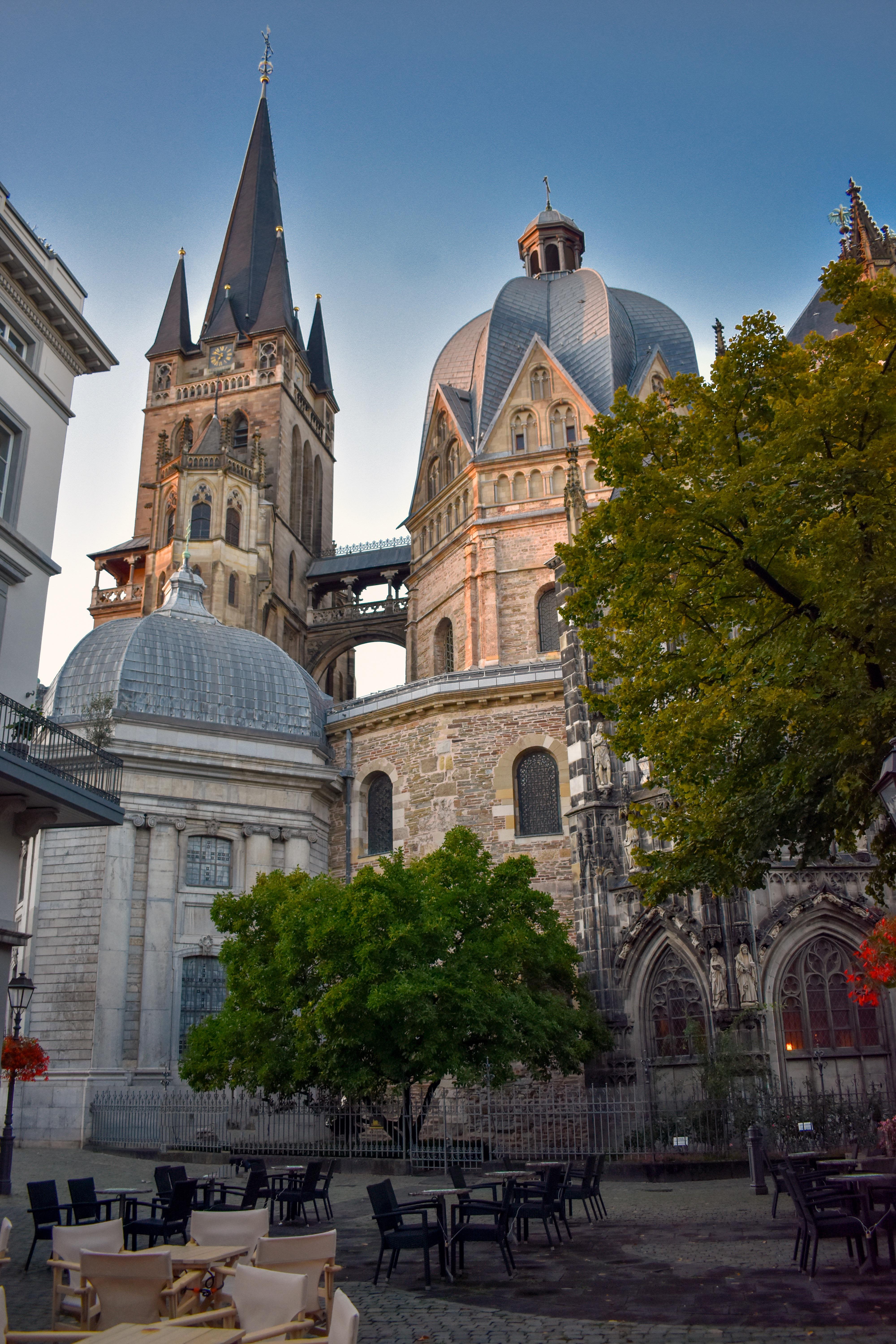 Blick auf den Aachener Dom bei Tageslicht – beeindruckendes Wahrzeichen und beliebtes Ausflugsziel am Wochenende