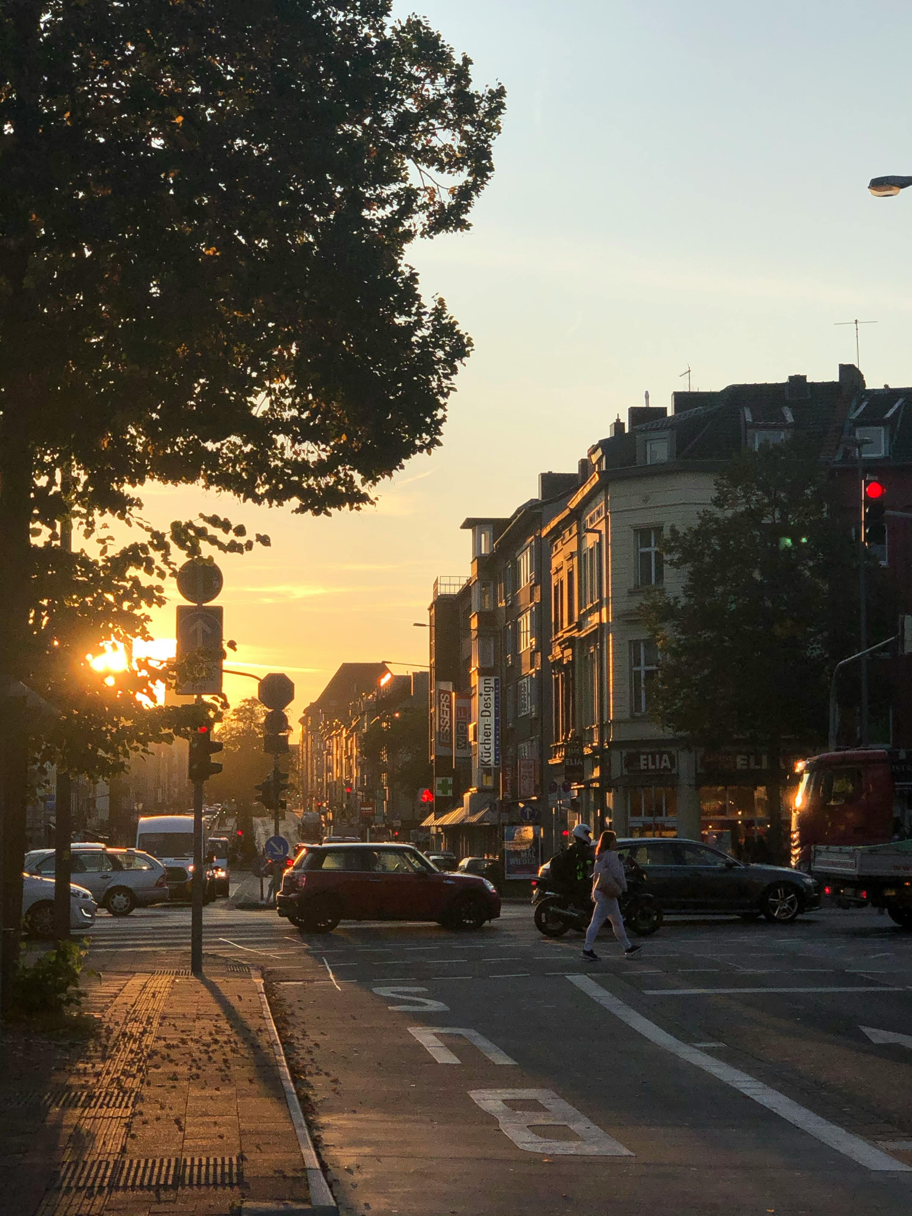 Stimmungsvolles Straßenbild aus Aachen bei Sonnenuntergang mit Wohnhäusern und ruhiger Atmosphäre.
