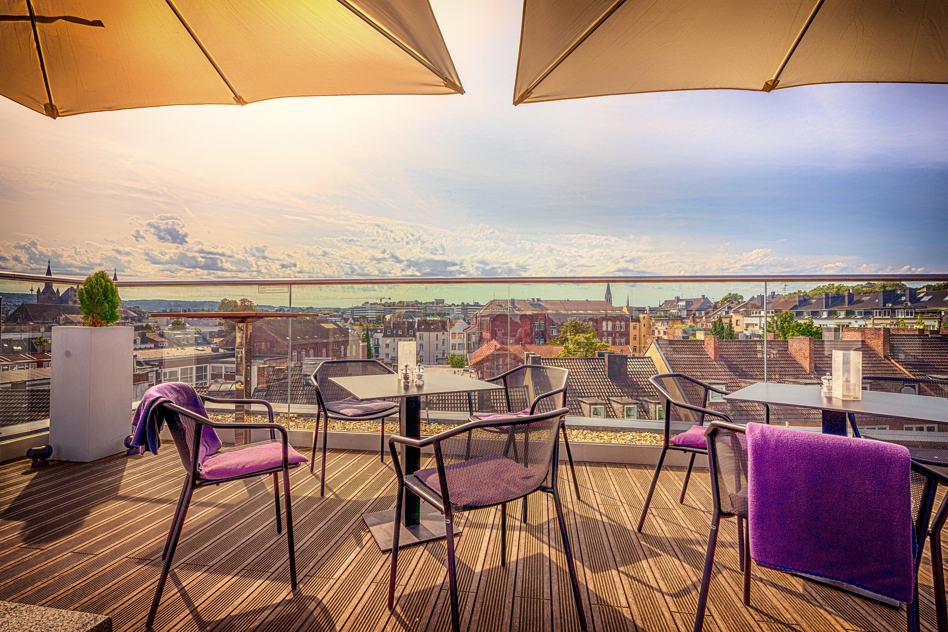 Dachterrasse mit Ausblick über die Altstadt von Aachen – entspanntes Studentenleben mit Aussicht.