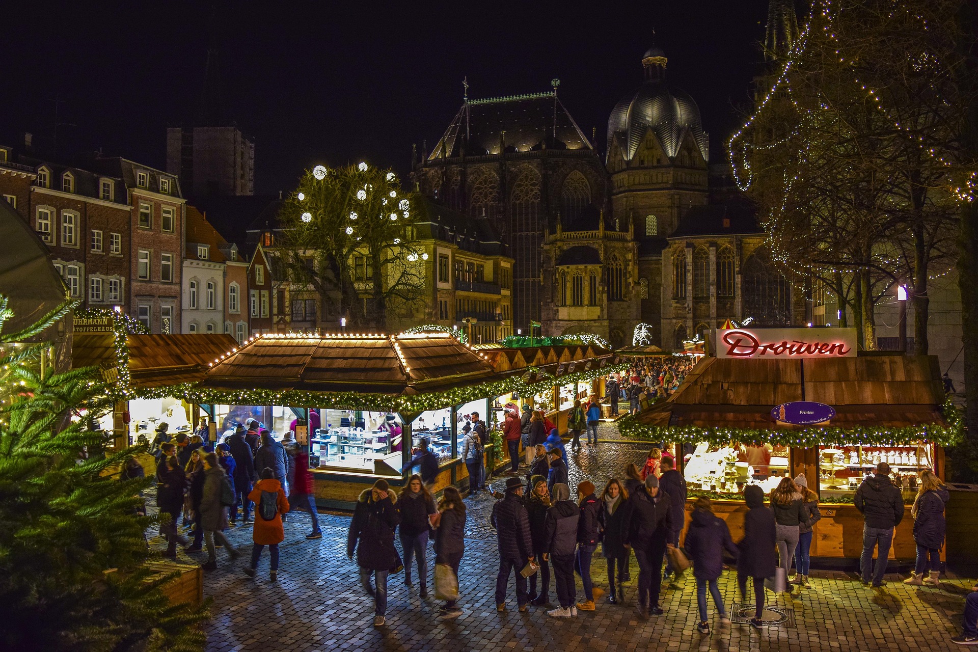 Beleuchteter Aachener Weihnachtsmarkt am Abend mit Blick auf den Dom – festliche Stimmung in der Altstadt
