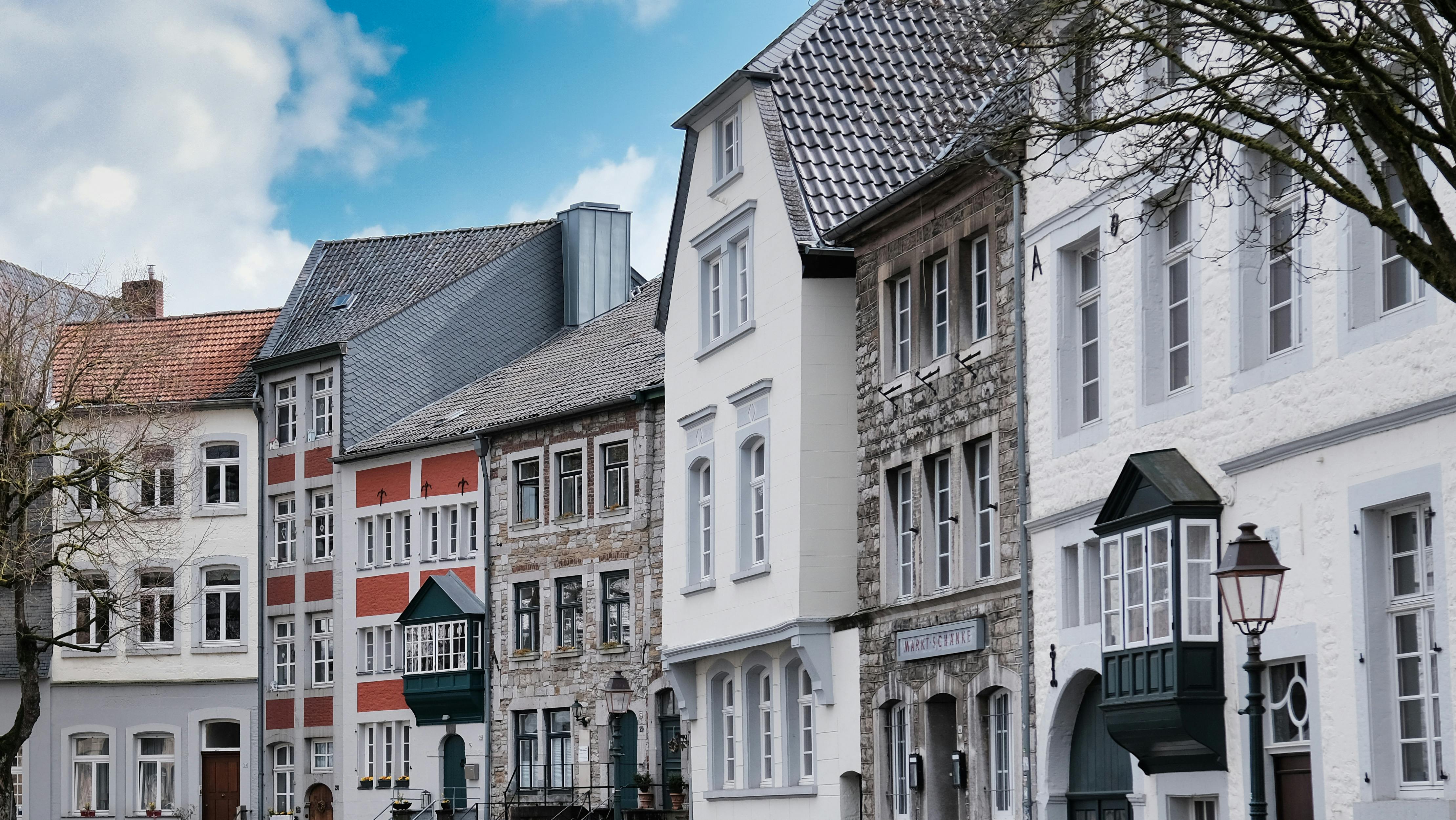 Historische Altbaufassaden in der Aachener Innenstadt – stilvolle Wohnhäuser als Sinnbild für charmantes Wohnen auf Zeit in Aachen.