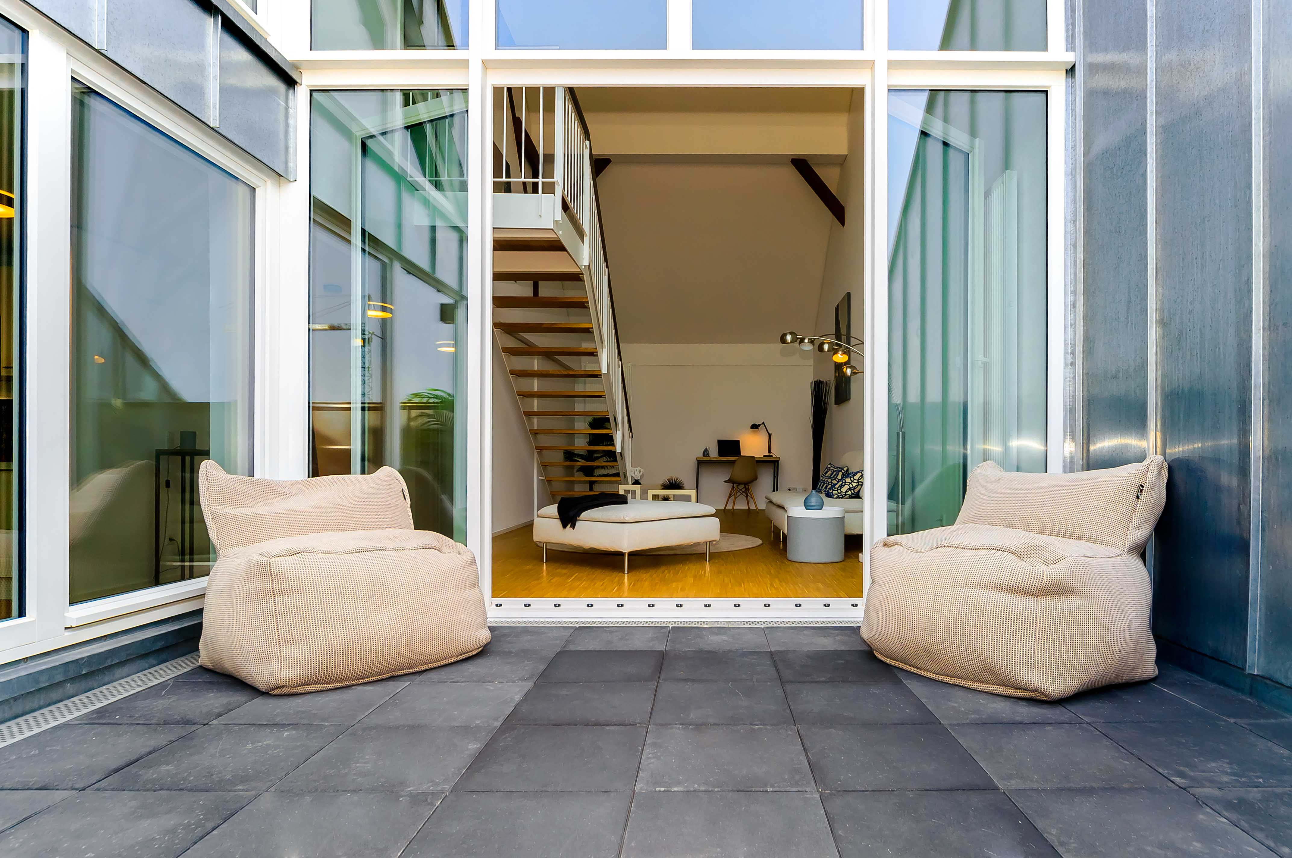Helle, modern eingerichtete Studentenwohnung in Aachen mit gemütlicher Terrasse und großzügiger Glasfront – möbliertes Wohnen mit Stil und Komfort.