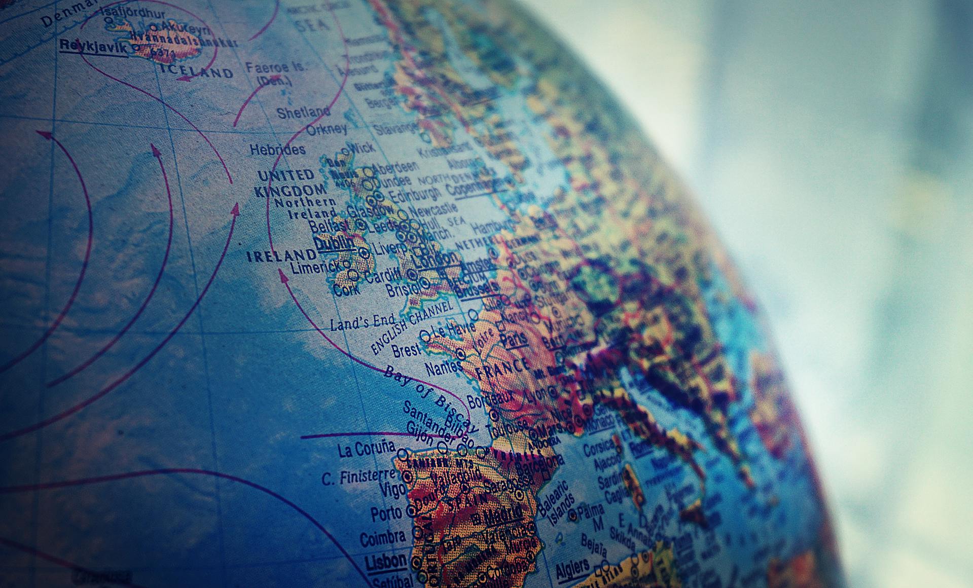 Nahaufnahme eines Globus mit Fokus auf Westeuropa, einschließlich Großbritannien, Irland, Frankreich und Spanien, symbolisch für internationale Vernetzung und globale Perspektiven.