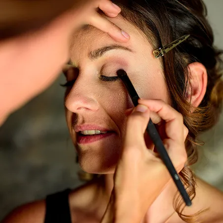 Mujer siendo maquillada por Giulia Bazzani