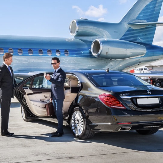 chauffeur qui ouvre la porte a l'aeroport