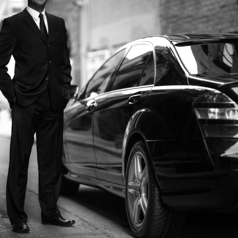 chauffeur attend client en costard