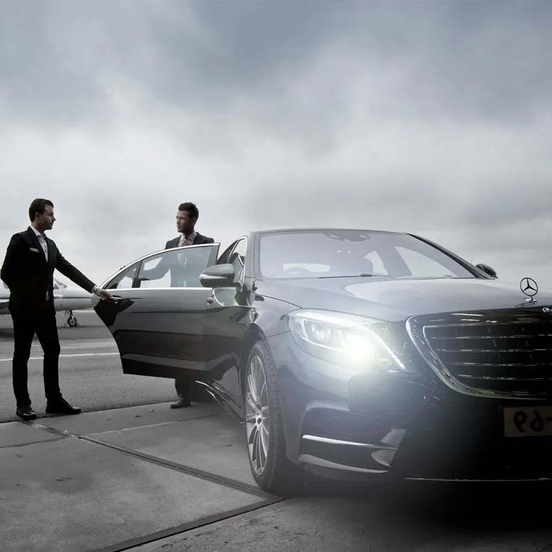 chauffeur ouvre la porte