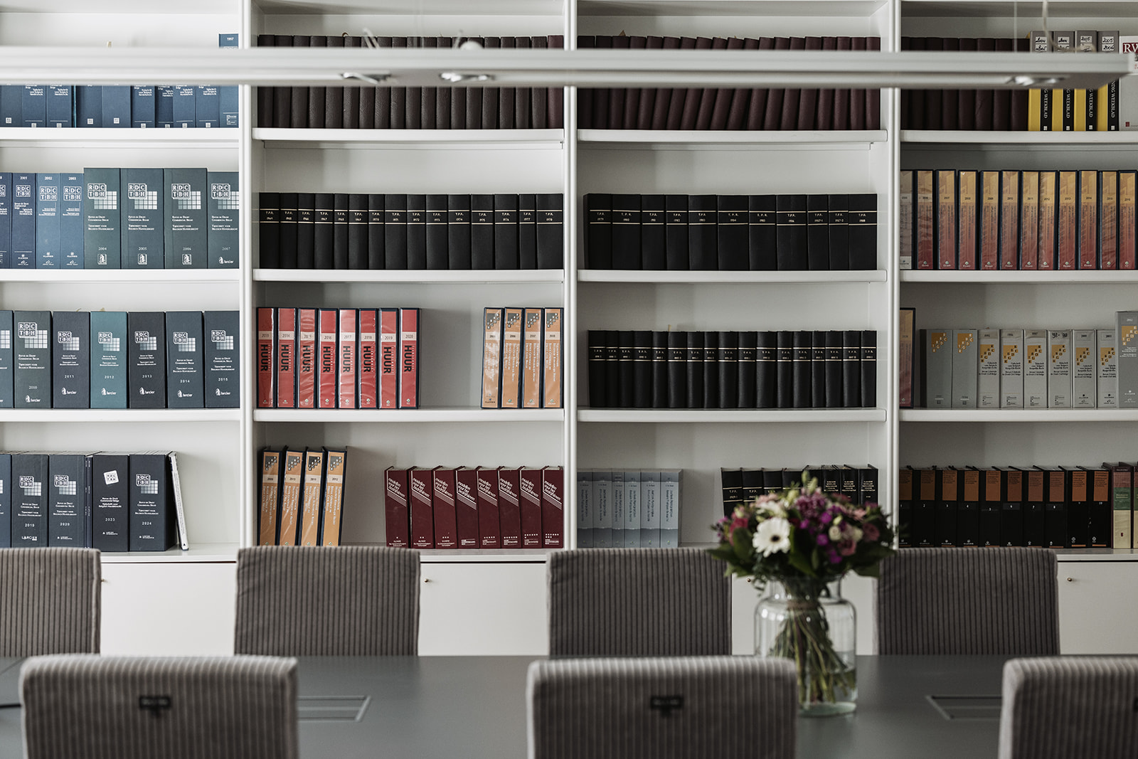 Boekenkast in kantoorruimte Vanhoucke Advocaten