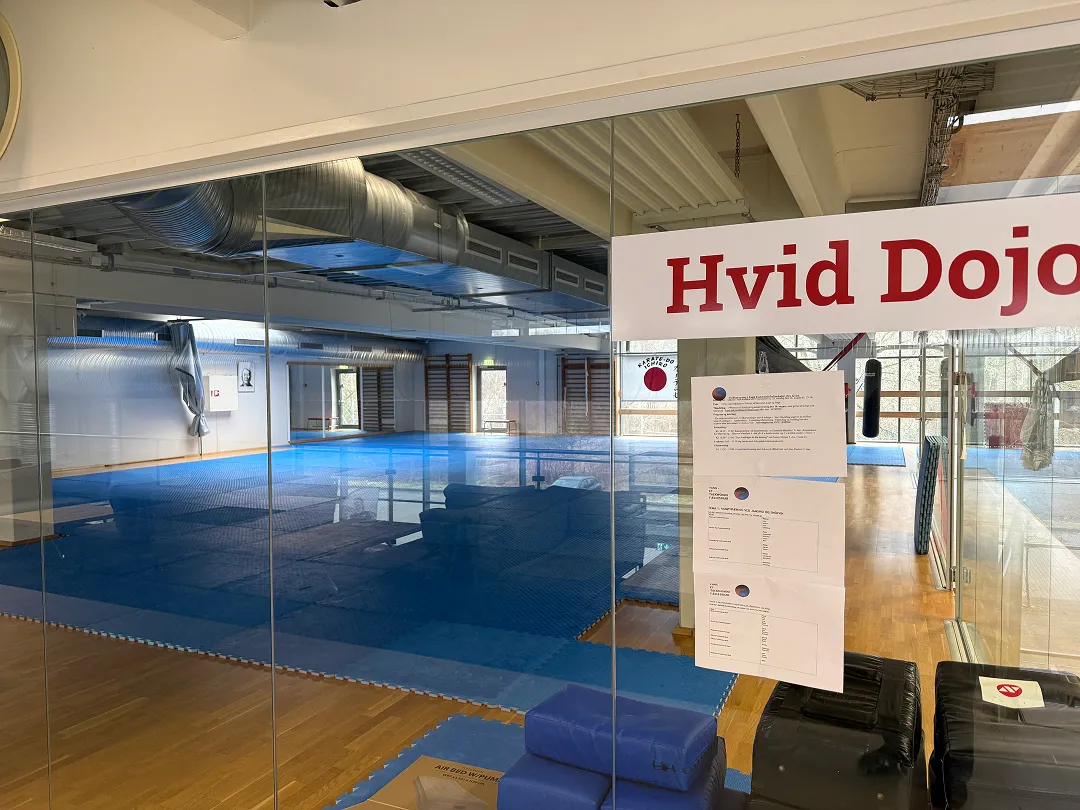 Lys og åben dojo med god plads til teknik, formtræning og sparring.