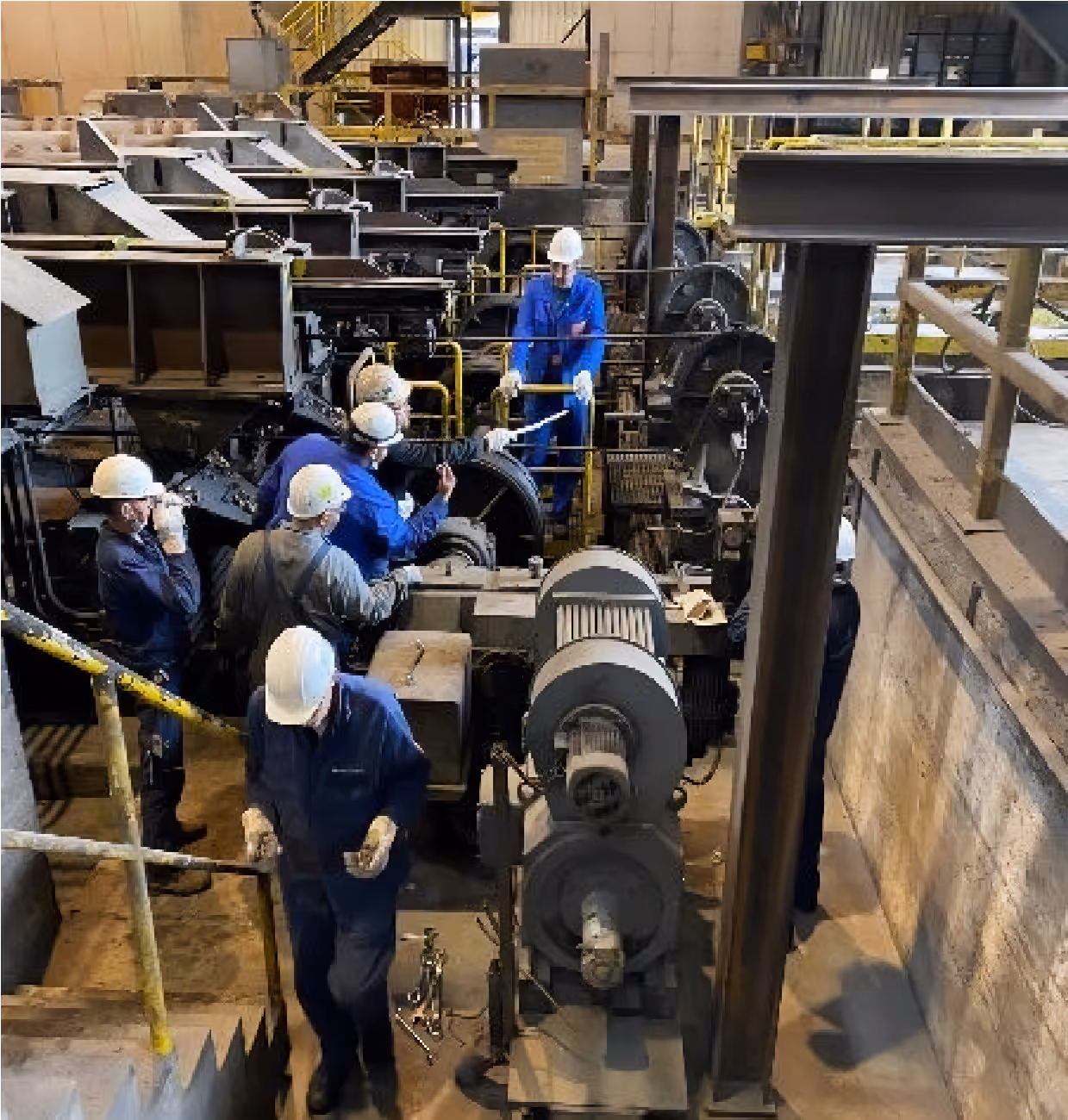 Mitarbeitende der Sikotec Montagetechnik GmbH bei der täglichen Arbeit in der Lager- und Produktionshalle in Mülheim an der Ruhr