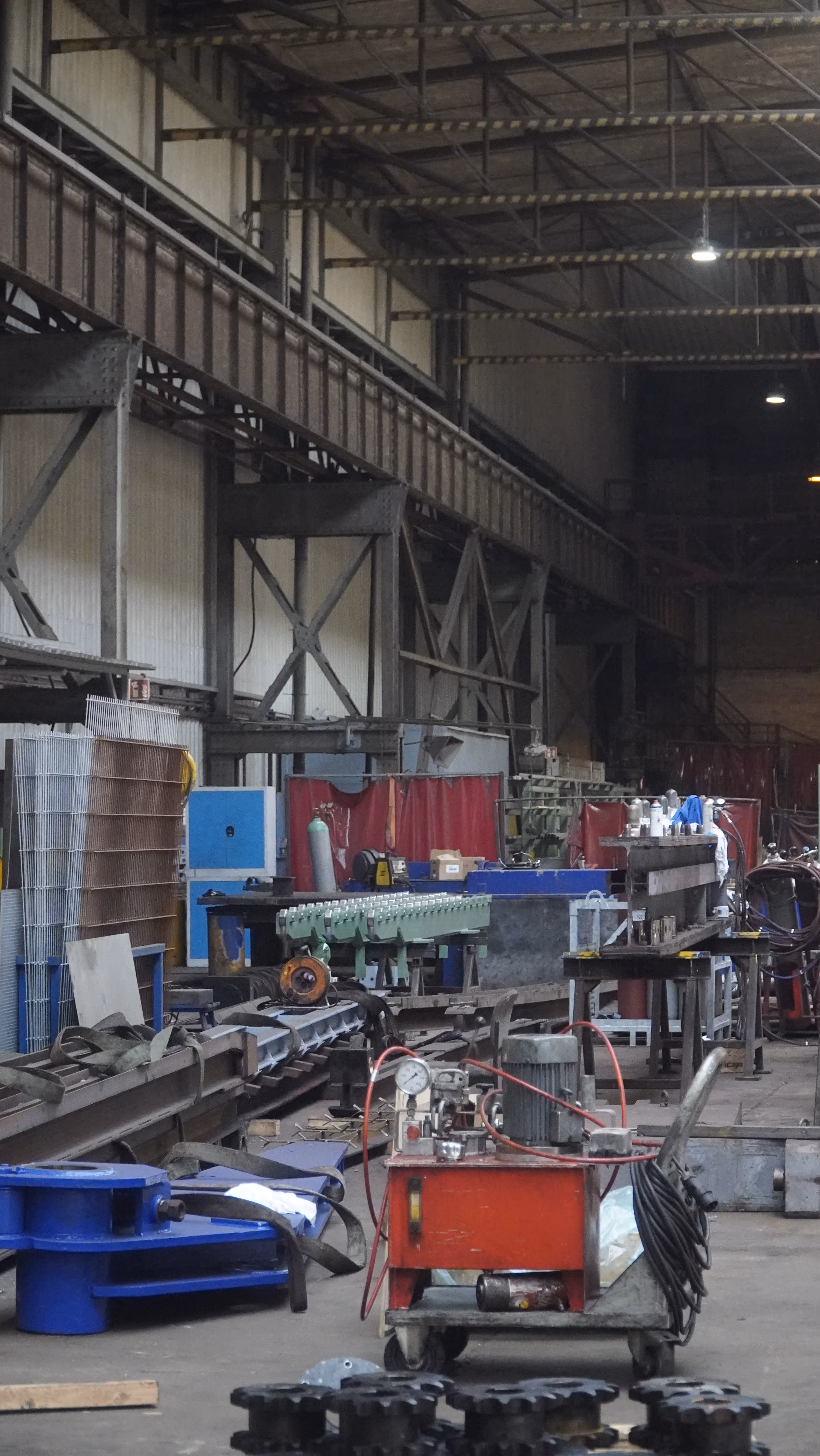 Innenansicht der Produktionshalle der Sikotec Montagetechnik GmbH mit Fokus auf Maschinen- und Stahlbau-Arbeitsbereich