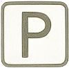 Weißes Schild mit großem grauem Buchstaben P, das auf einen Parkplatz hinweist.