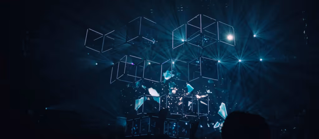 Photo d'une œuvre d'art numérique présentant des cubes lumineux.