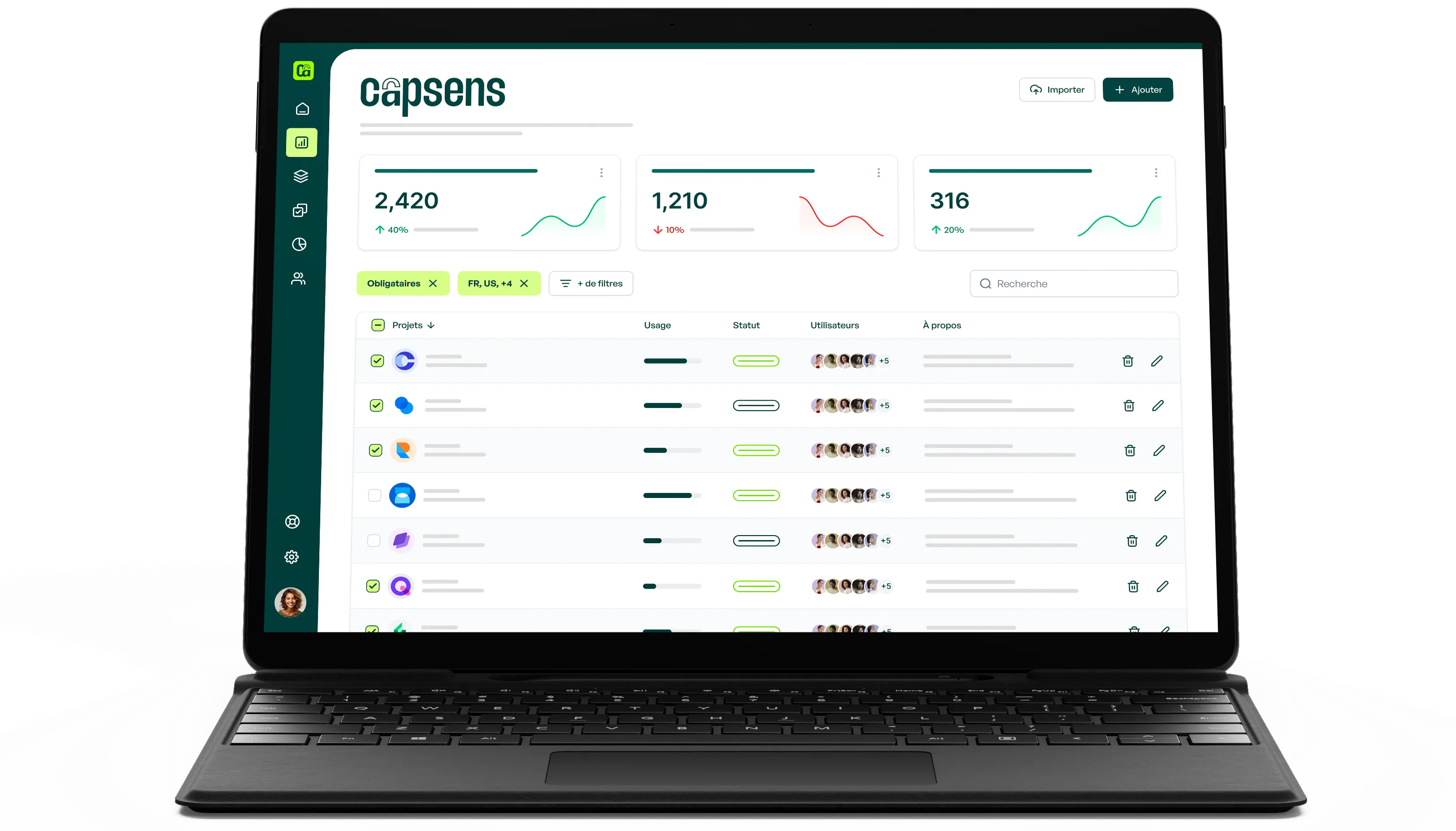 Ordinateur portable noir affichant une page de connexion Capsens avec un formulaire de login et une photo de bâtiments modernes en arrière-plan.