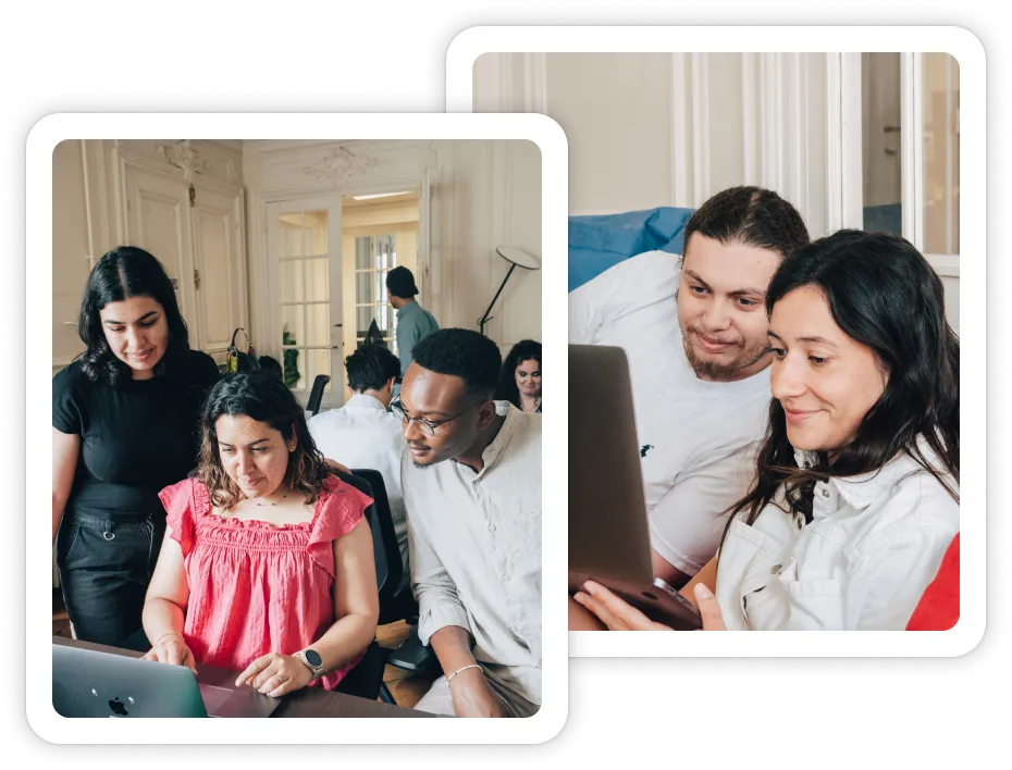 Groupe de jeunes adultes travaillant ensemble sur des ordinateurs portables dans un bureau lumineux.