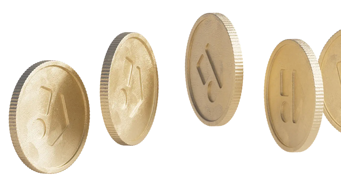 Quatre pièces dorées flottant avec un symbole abstrait gravé, sur fond transparent.