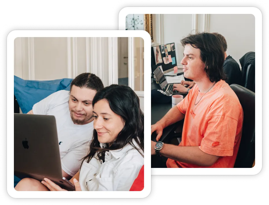 Deux personnes souriantes regardant un ordinateur portable et un homme en t-shirt orange travaillant à un bureau avec un ordinateur.