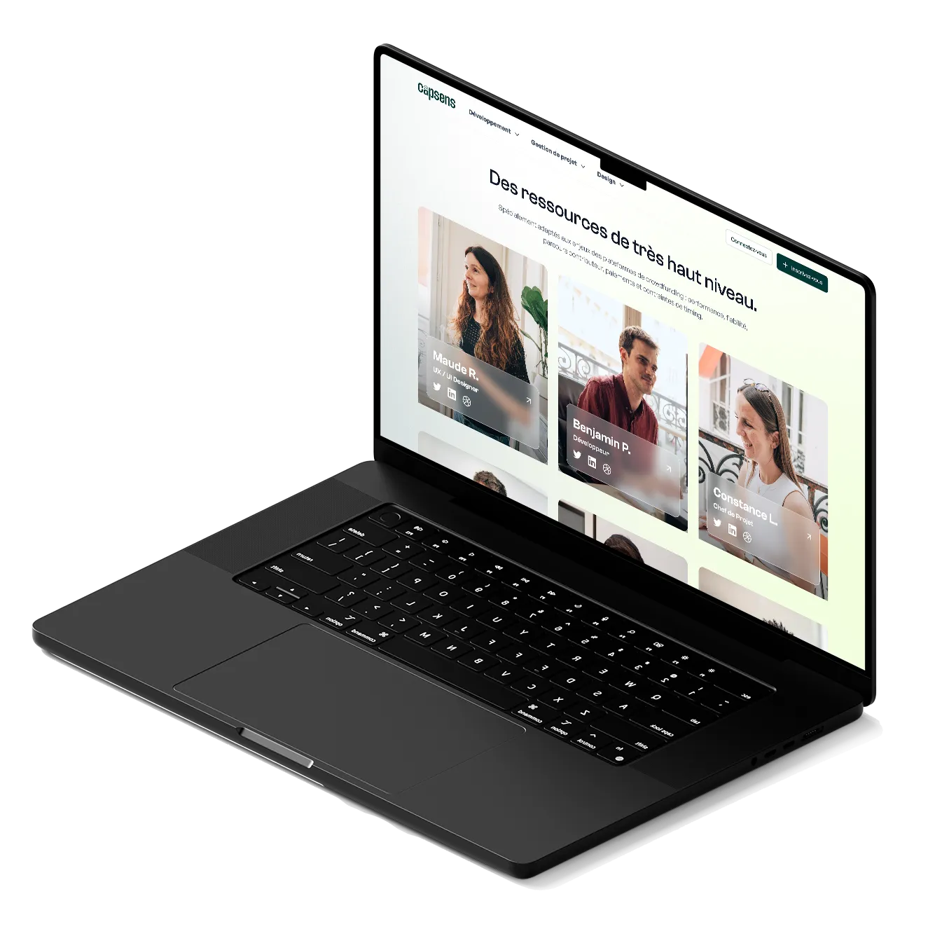 Ordinateur portable noir affichant une page web en français avec des profils de collaborateurs et leurs rôles.