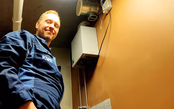 KAPP employee is happy after the successful installation of an Ozone device