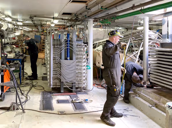 KAPP employees are working on expanding the freezing capacity of a freezer vessel.