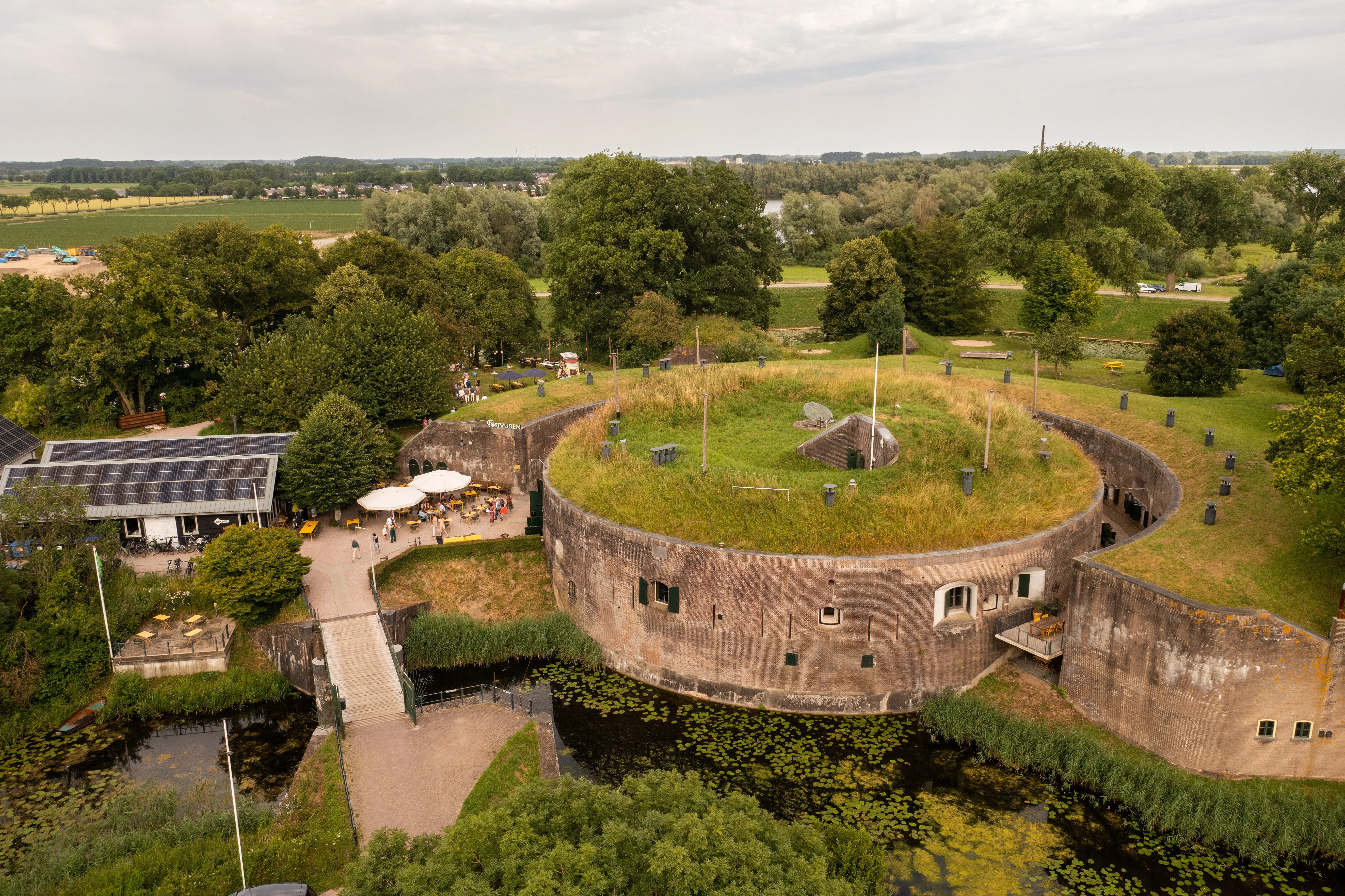 Op 13 en 14 september ben je van harte welkom op Fort Vuren voor een weekend vol kunst, geschiedenis, muziek en Bourgondisch genieten.