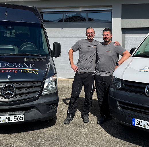 Bild von 2 Männern vor Autos