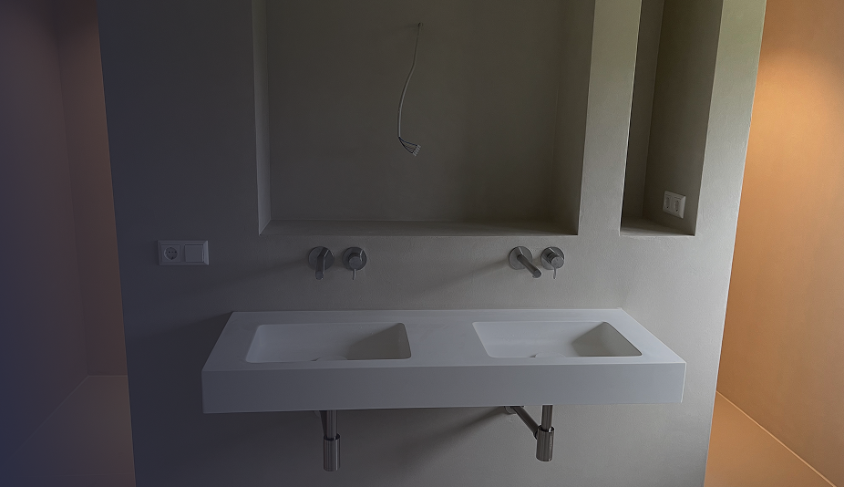 Bild einer Waschmaschine neben einer Dusche