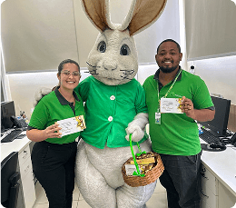 Dois funcionarios da Facility com um outro vestido de coelho da páscoa