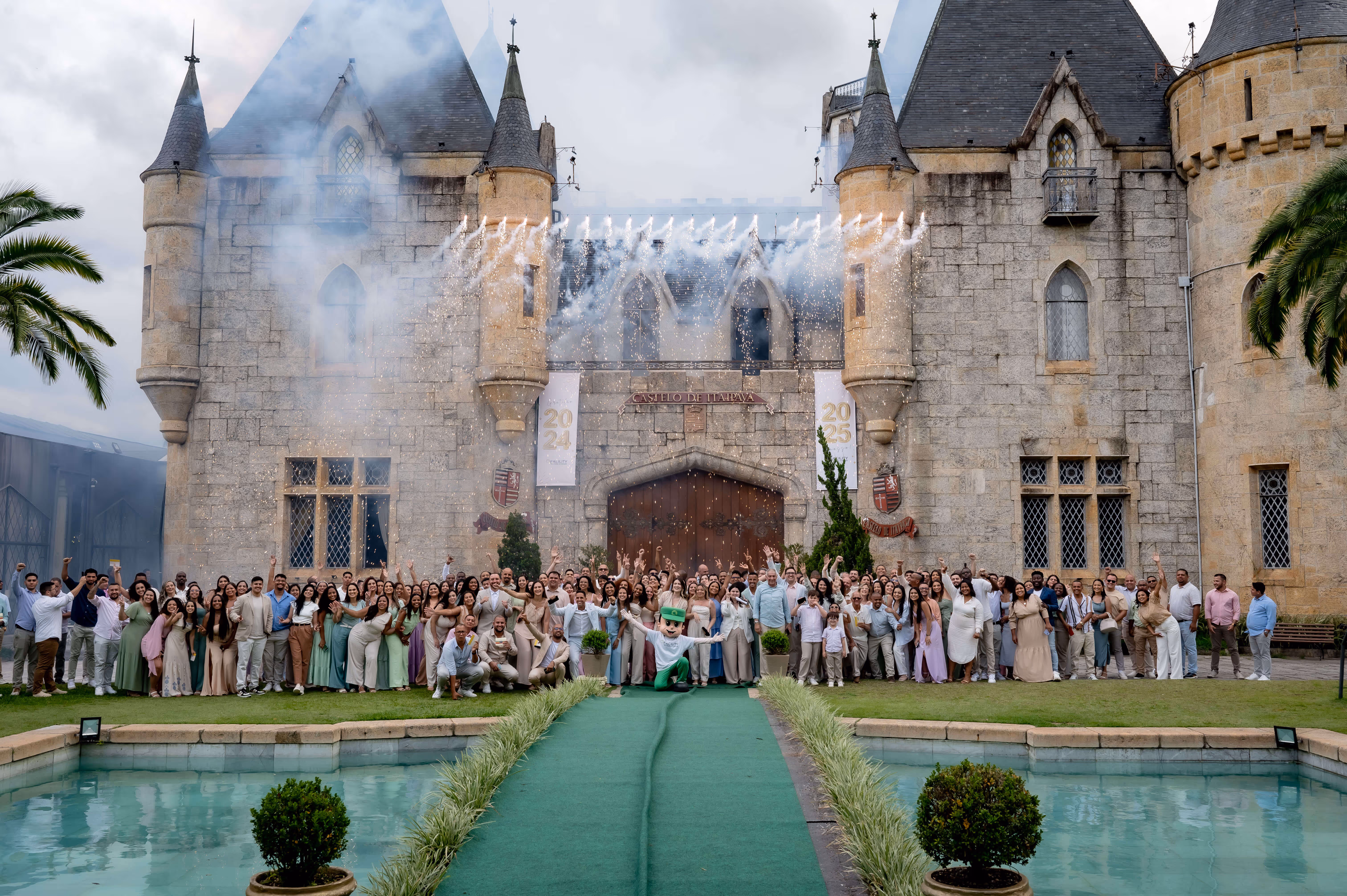 Images de funcionários da facility mostrando o crachá e sorrindo
