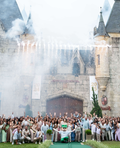 Funcionários da Facility com um boneco da Facility, todos sorrindo