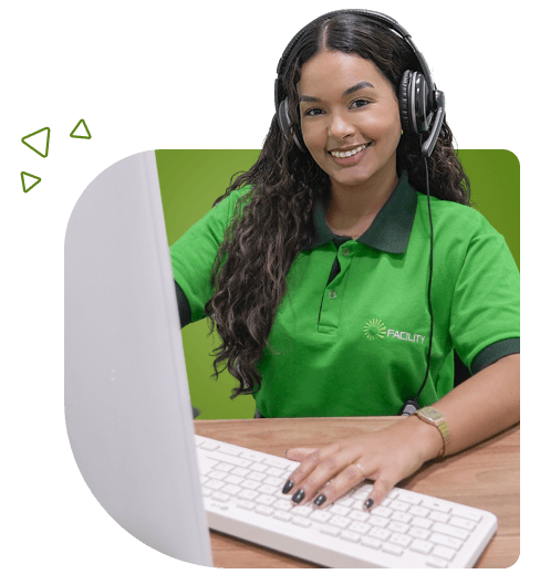 Atendente sorrindo feliz em atender voce, associado.