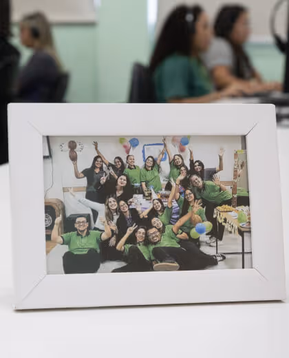 Funcionários da Facility pegando uma cara do Mural da Gratidão