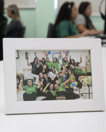 Funcionários da Facility pegando uma cara do Mural da Gratidão