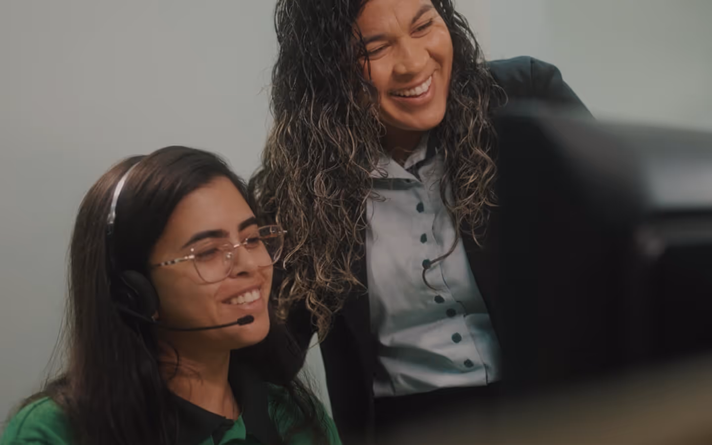 Funcionários da Facility sorrindo com o boneco da Facility