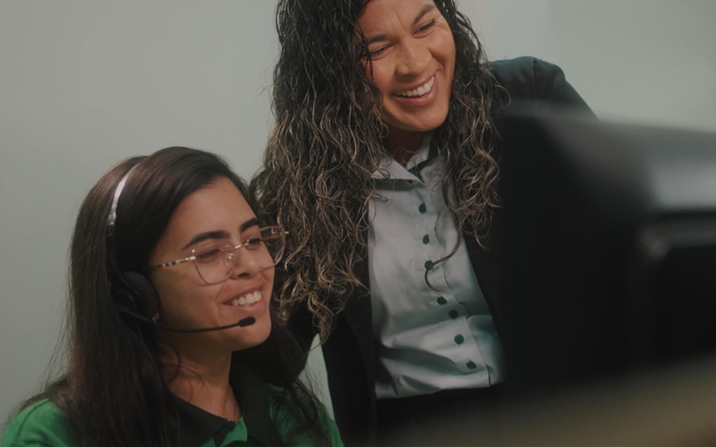 Funcionários da Facility sorrindo com o boneco da Facility