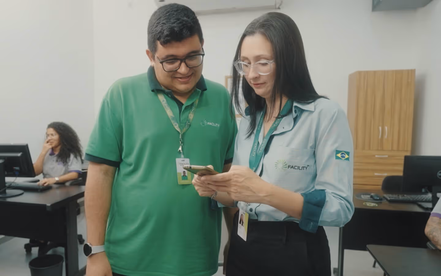 Funcionário da Facility pegando uma carta do mural da gratidão