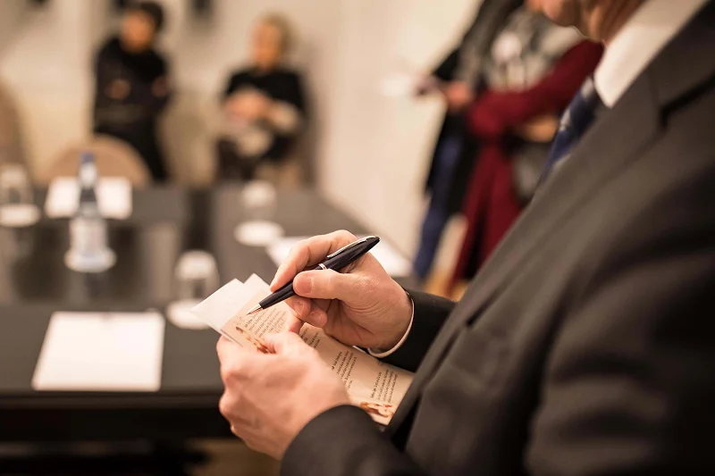 Une personne prend note sur une feuille