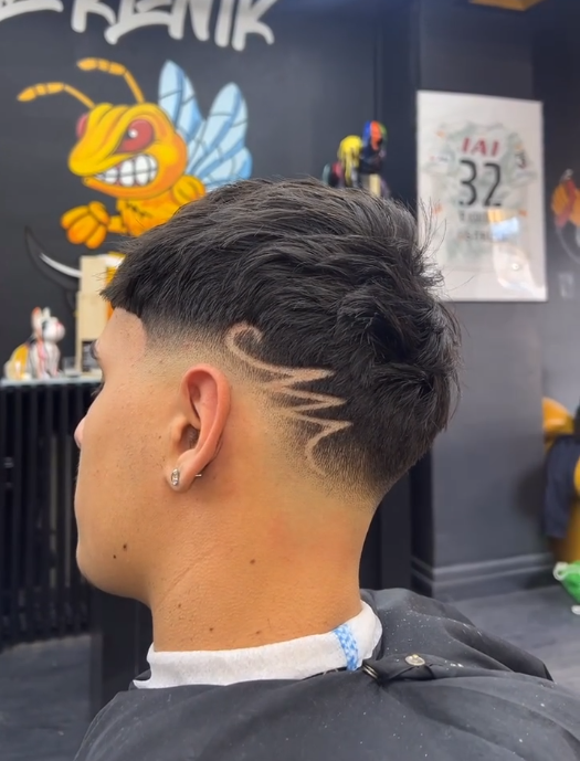 Femme de dos avec un balayage blond cendré sur cheveux longs ondulés, réalisée devant le salon Aquarelle Coiffure.