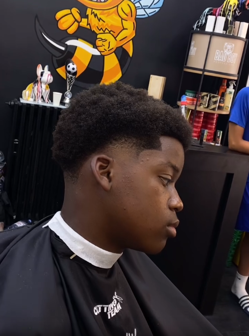Femme de profil avec un brushing souple sur cheveux mi-longs châtain clair et mèches dorées.