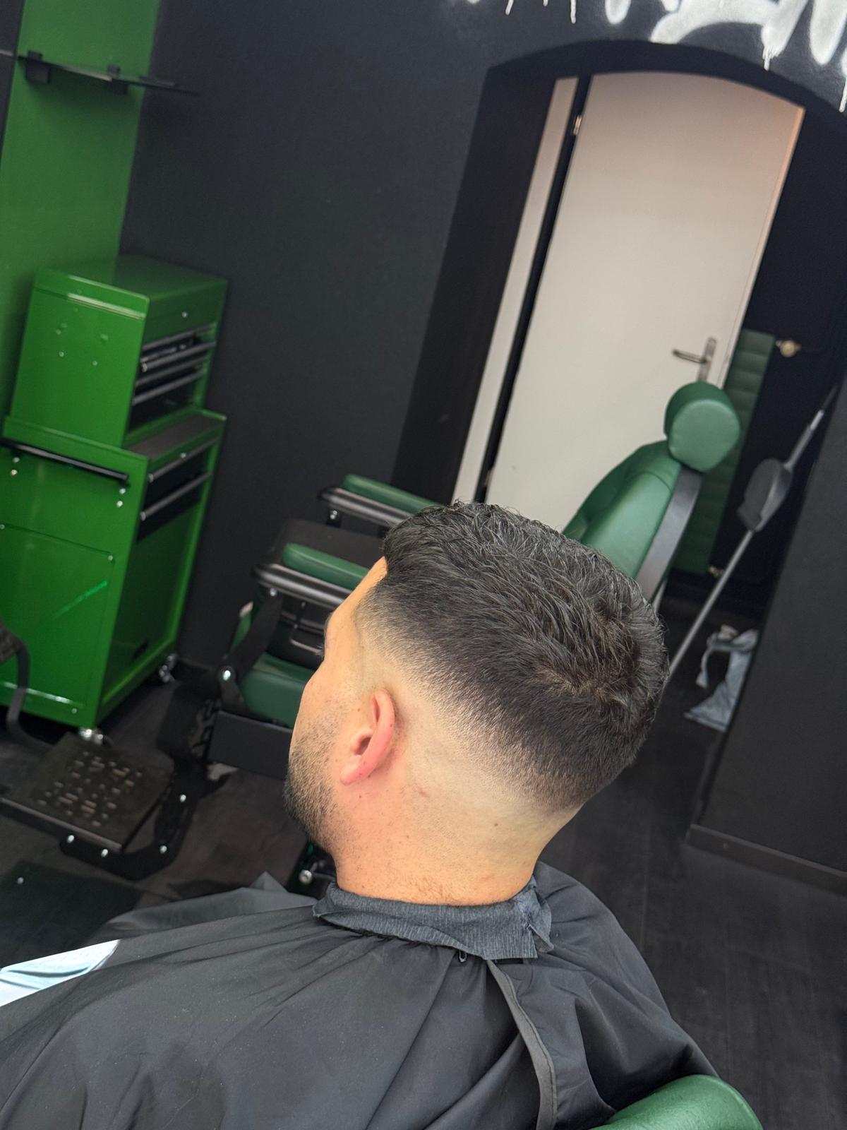 Chevelure longue blonde avec des ondulations souples et un effet fondu, prise en salon de coiffure.