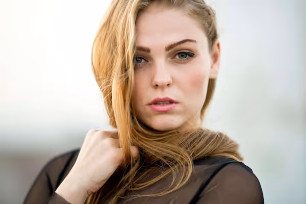 portrét elegantní ženy s dlouhými vlasy