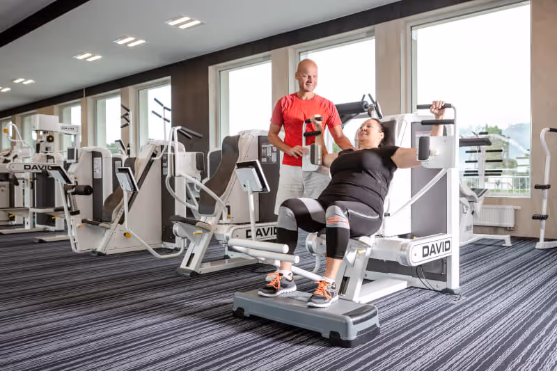 pacientka při rehabilitaci