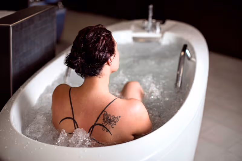 žena ve výřivé vaně