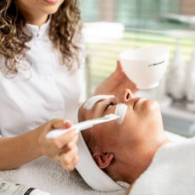 kosmetička nanáší peeling