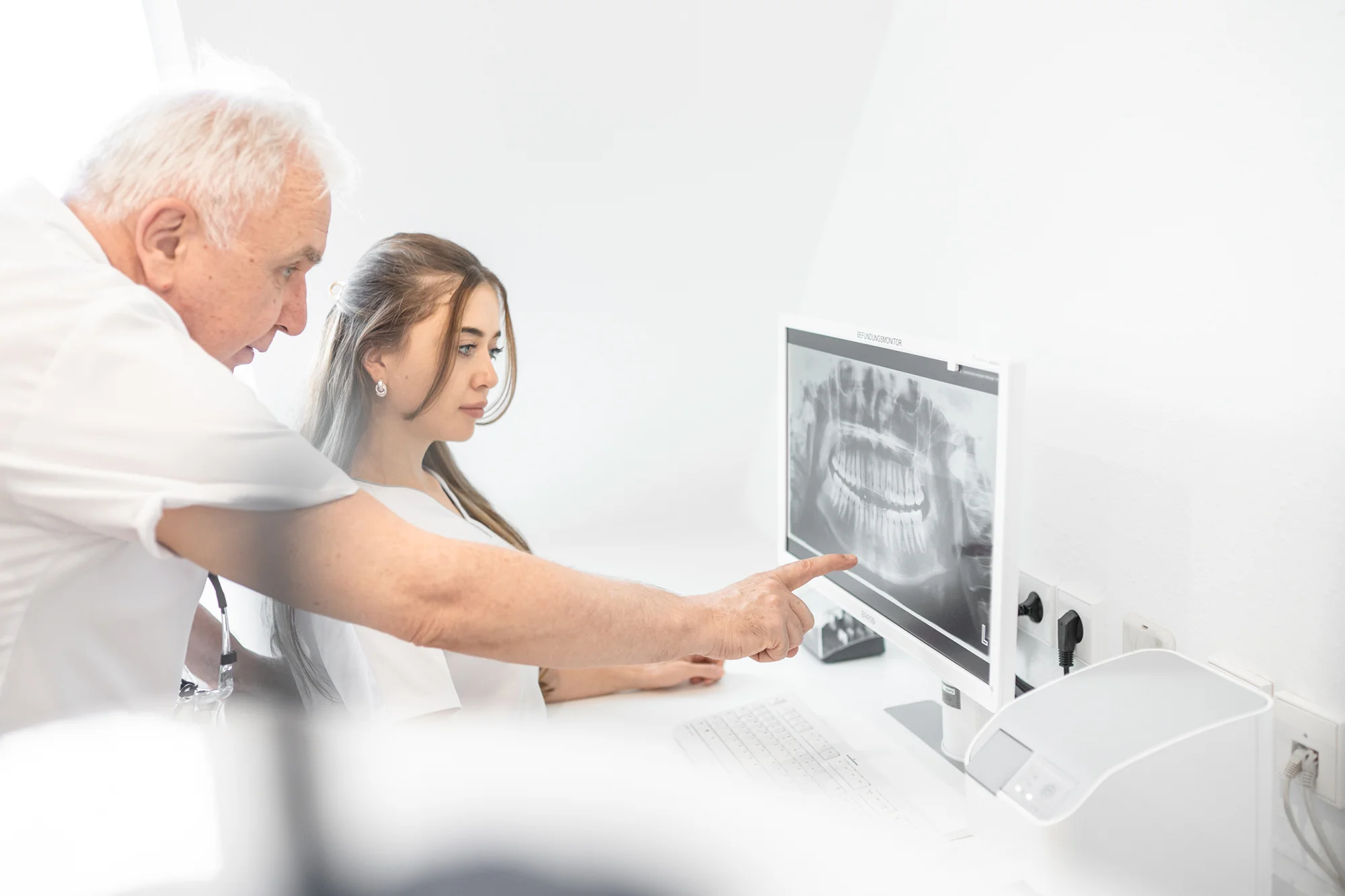 Röntgenaufnahme wird von Zahnärzten analysiert