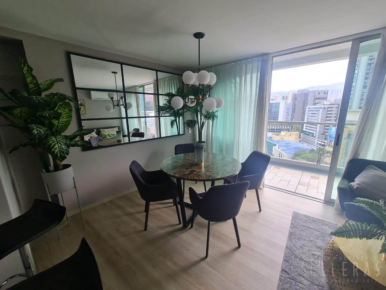 Apartaestudio amoblado cerca a Oviedo - Imagen 1