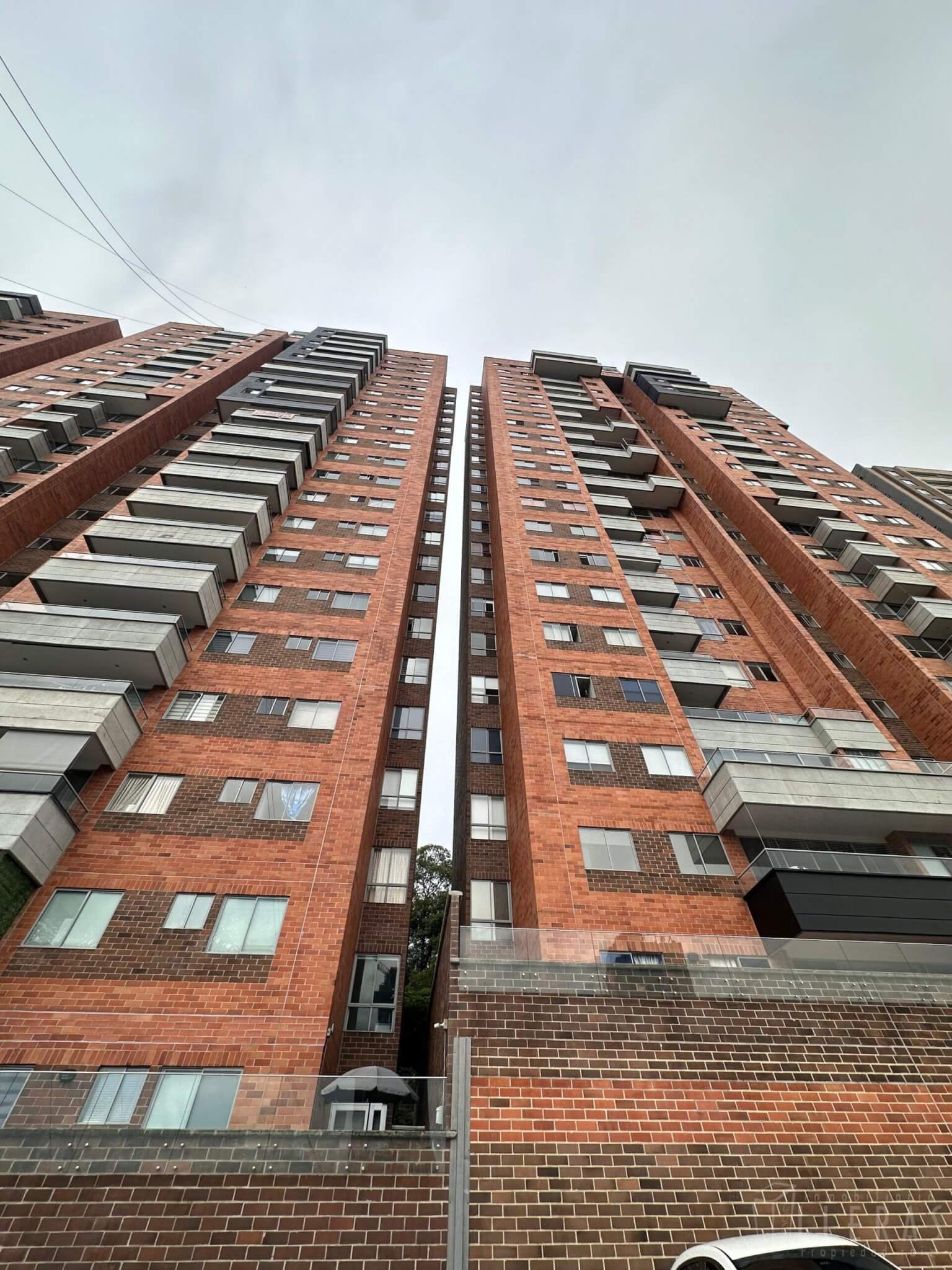 Sector Castropol, piso alto con hermosa vista - Imagen 1