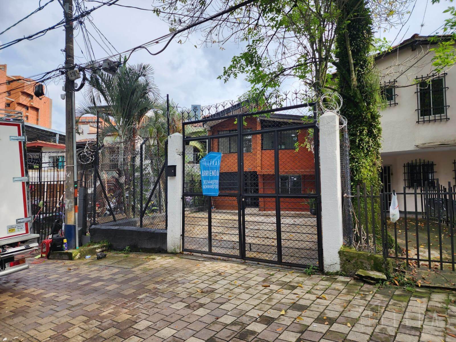 Sector Belen Porvenir, casa comercial remodelada con amplios espacios y parqueadero privado - Imagen 1